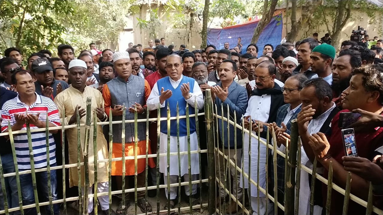 ‘ডান্ডাবেড়ির কারণে মায়ের মরদেহ কবরে নামাতে না পারা অমানবিক’