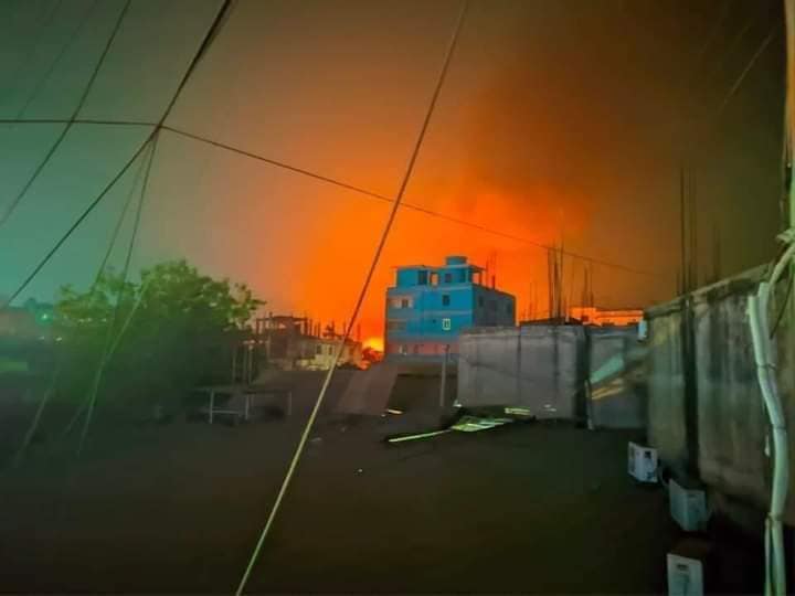 গাজীপুর চৌরাস্তায় কাপড়ের মার্কেটে আগুন, নিয়ন্ত্রণে ৬ ইউনিট