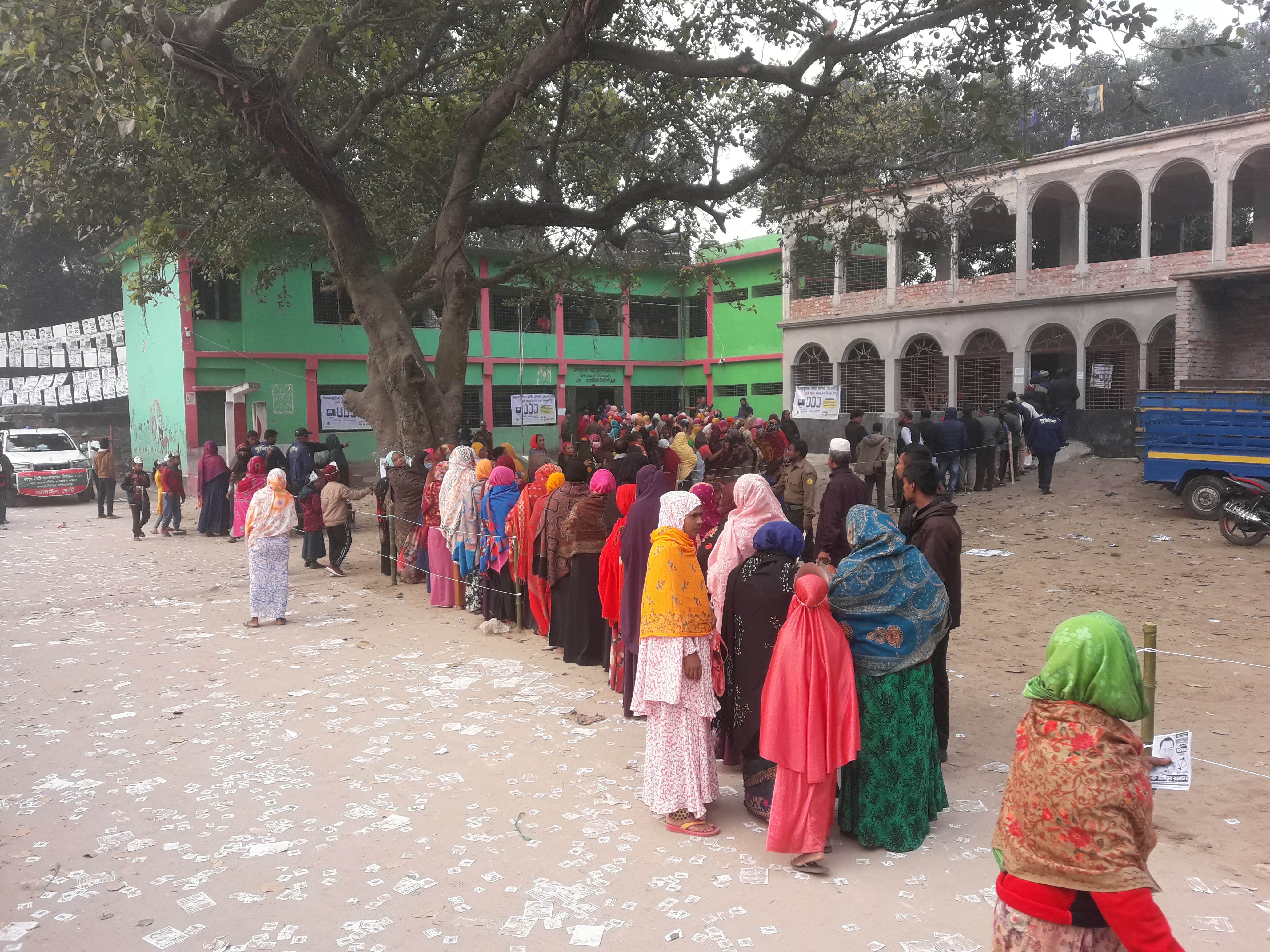 ইভিএমে আঙুলের ছাপ না মেলার অভিযোগ ভোটারদের