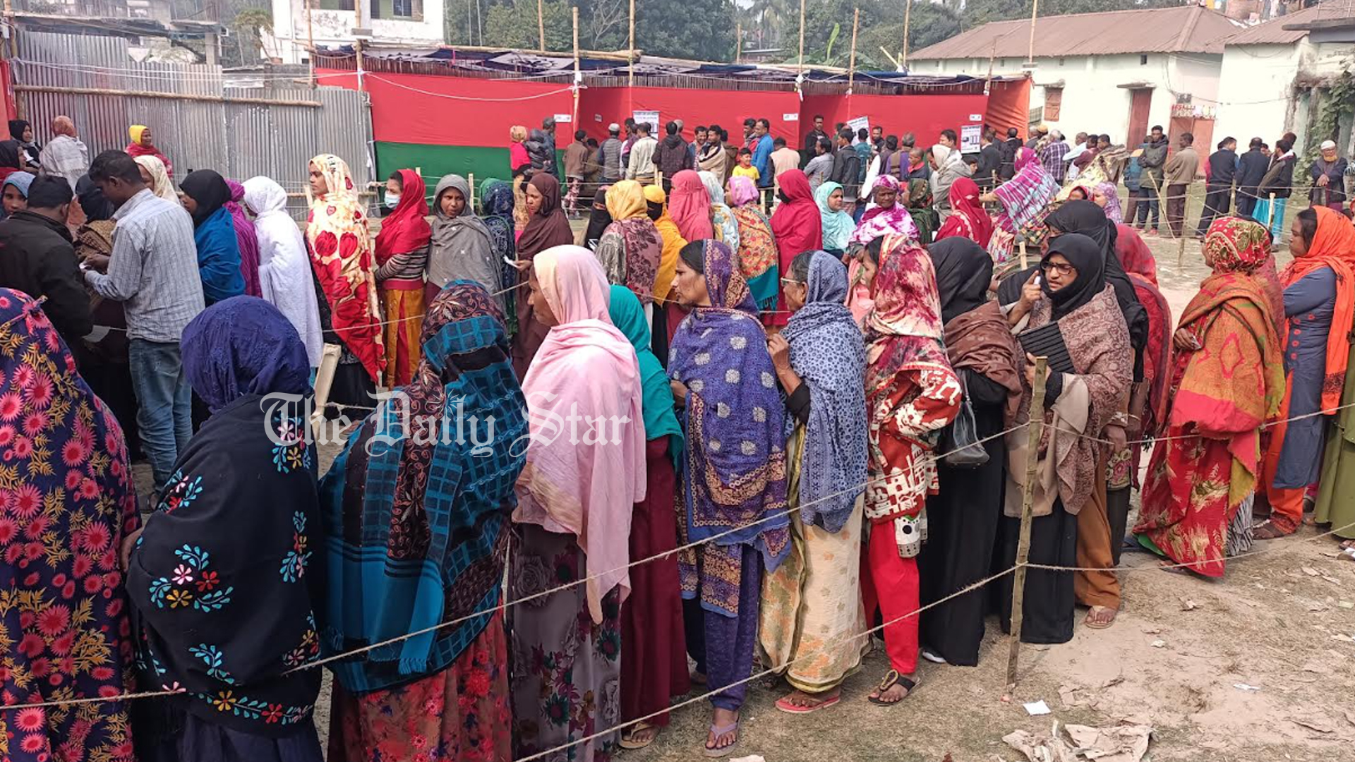 নারী ভোটারের ভিড়, পুরুষের উপস্থিতি কম