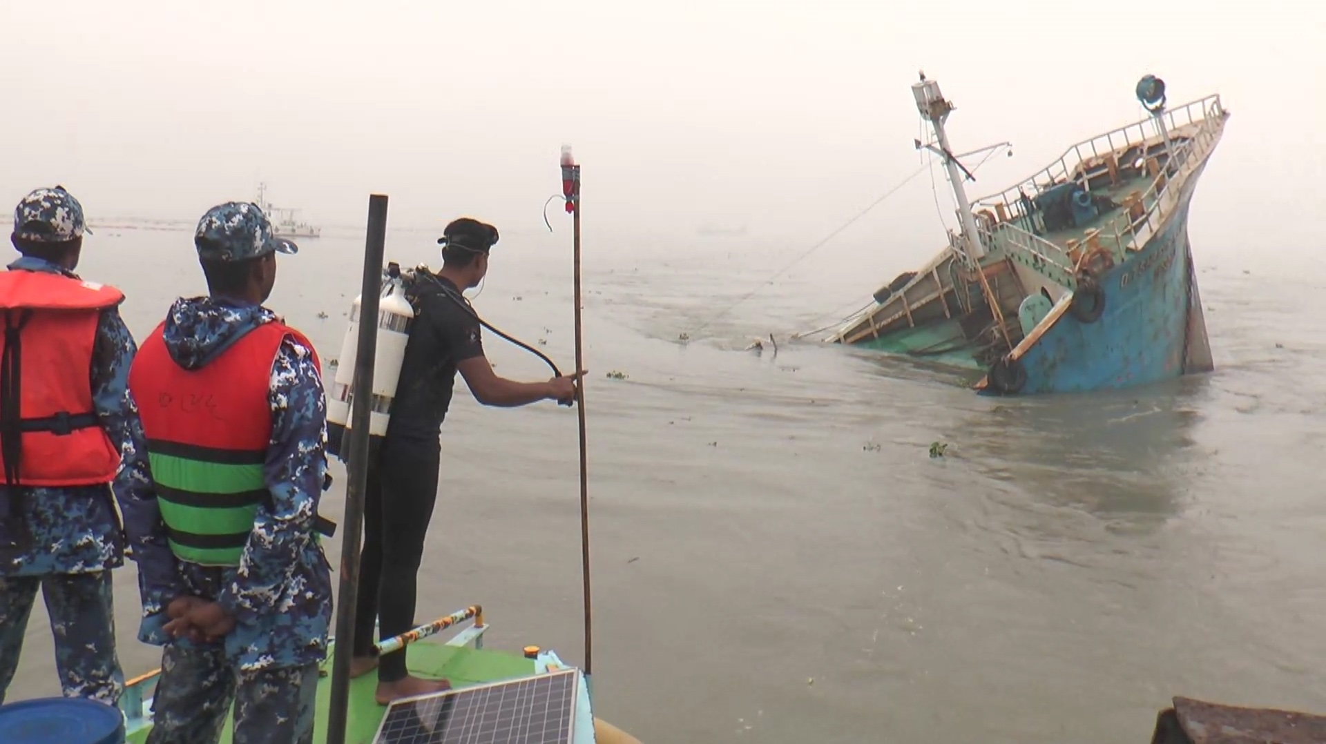 ডুবে যাওয়া জাহাজ থেকে তেল ছড়ানো বন্ধের চেষ্টায় ডুবুরি দল