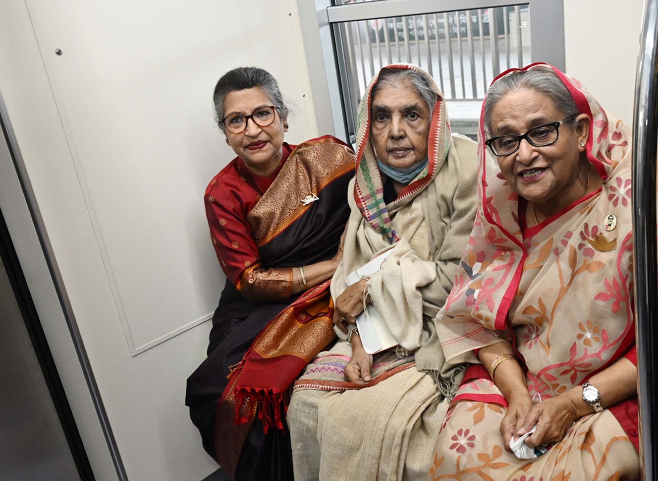 দেশের প্রথম মেট্রোরেলে প্রধানমন্ত্রী