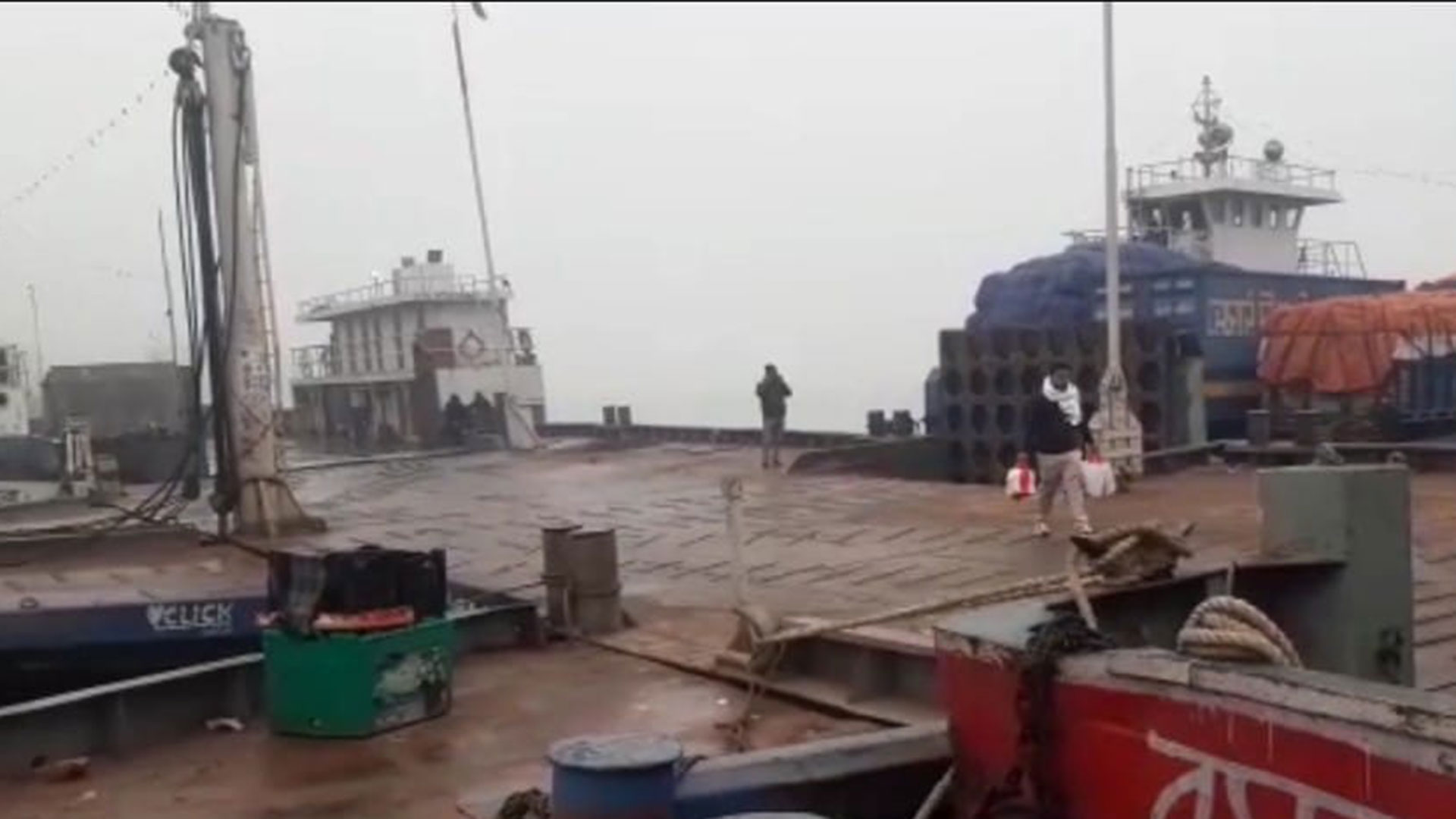 ঘনকুয়াশা: পাটুরিয়া-দৌলতদিয়া ও আরিচা-কাজিরহাটে ফেরি বন্ধ