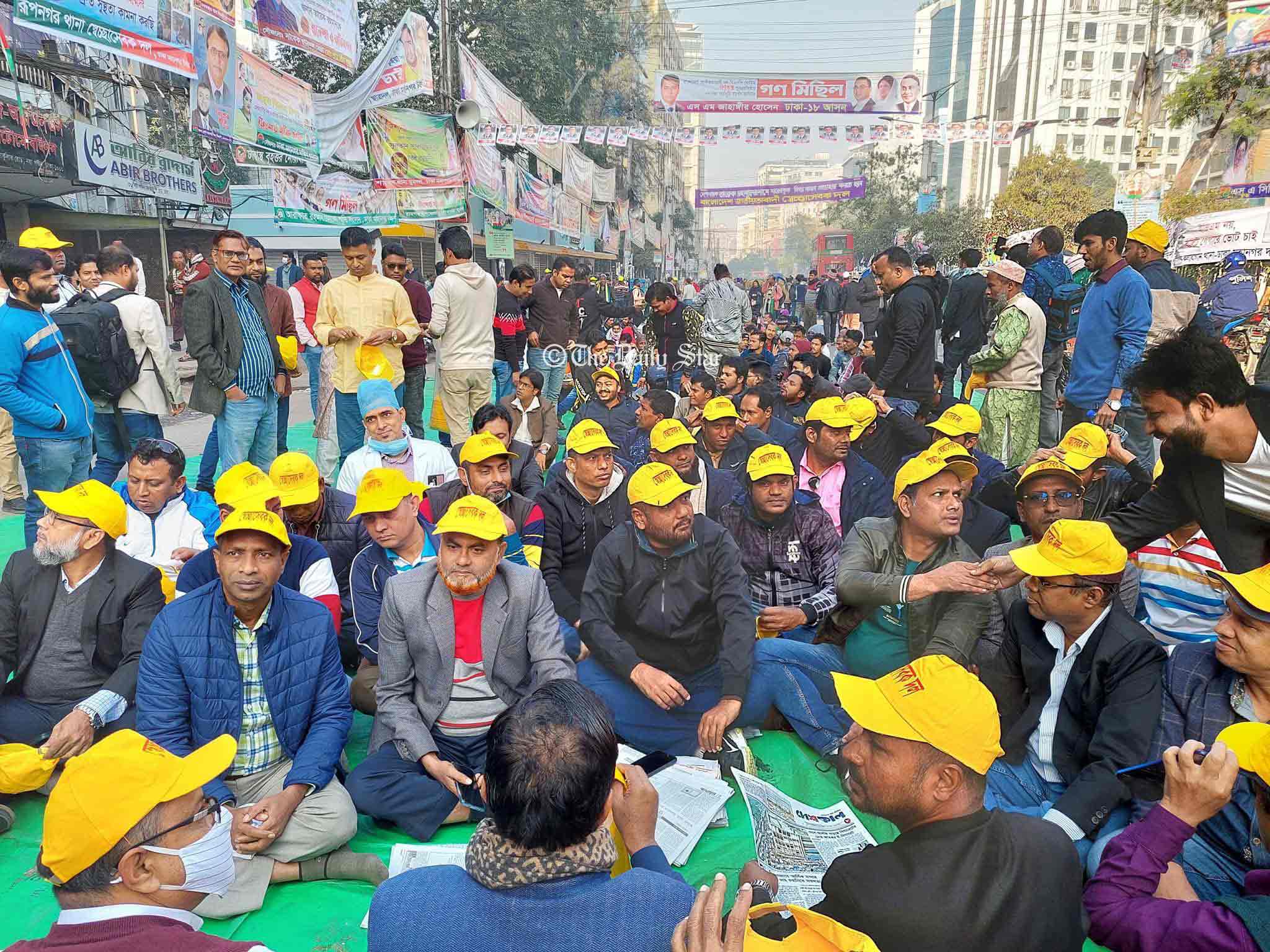 নয়াপল্টনে বিএনপির গণ-অবস্থান কর্মসূচিতে জড়ো হচ্ছেন নেতাকর্মীরা