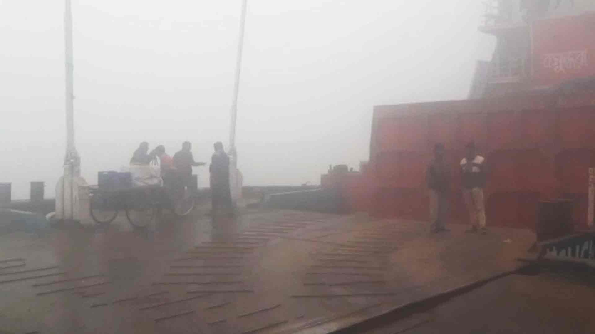 ঘন কুয়াশায় বন্ধ পাটুরিয়া-দৌলতদিয়া ও আরিচা-কাজিরহাট ফেরি চলাচল