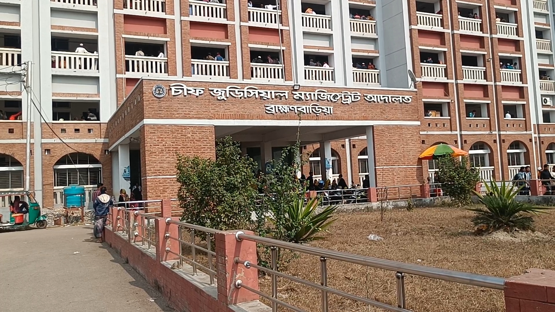 ‘দাবি বলবৎ রেখে’ আদালতে ফিরেছেন ব্রাহ্মণবাড়িয়ার আইনজীবীরা