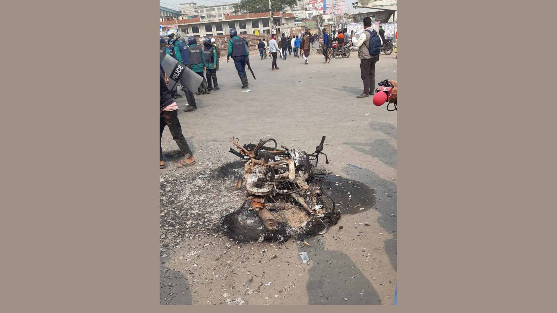 হেফাজতে মৃত্যুর অভিযোগে বিক্ষোভ-ভাঙচুর, পুলিশ বলছে গাড়ি চাপায় নিহত