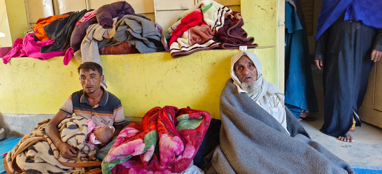 গোলাগুলি-অগ্নিকাণ্ডের পর ৫ দিন ধরে তুমব্রু ক্যাম্পের বাইরে রোহিঙ্গারা