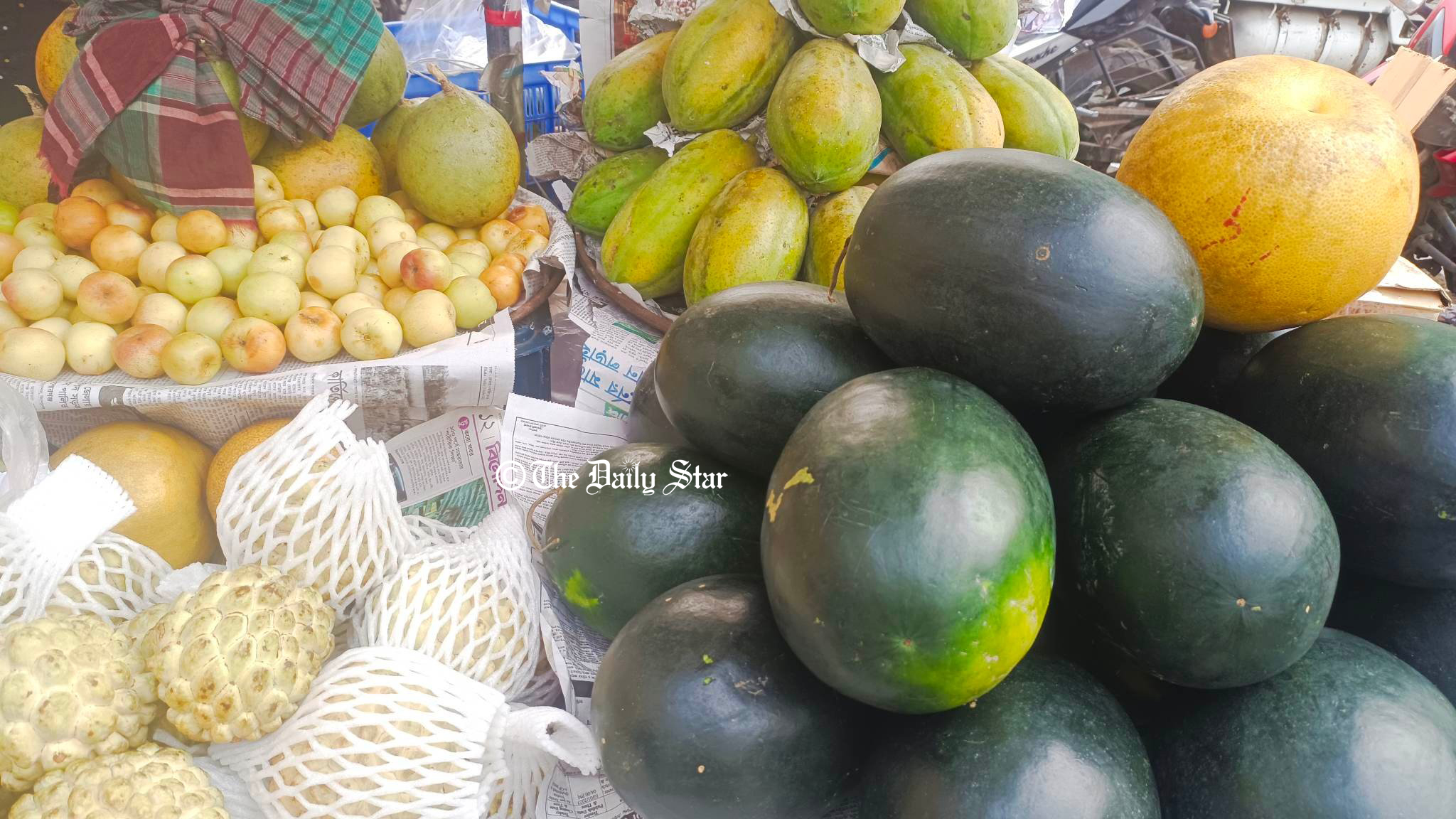 দেশি ফলের সরবরাহে স্বস্তি দামে অস্বস্তি