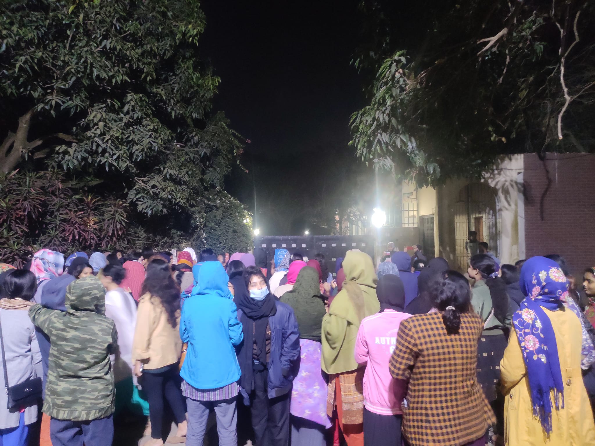 হলে সিট বরাদ্দের দাবিতে মাঝরাতে জাবির নারী শিক্ষার্থীদের বিক্ষোভ