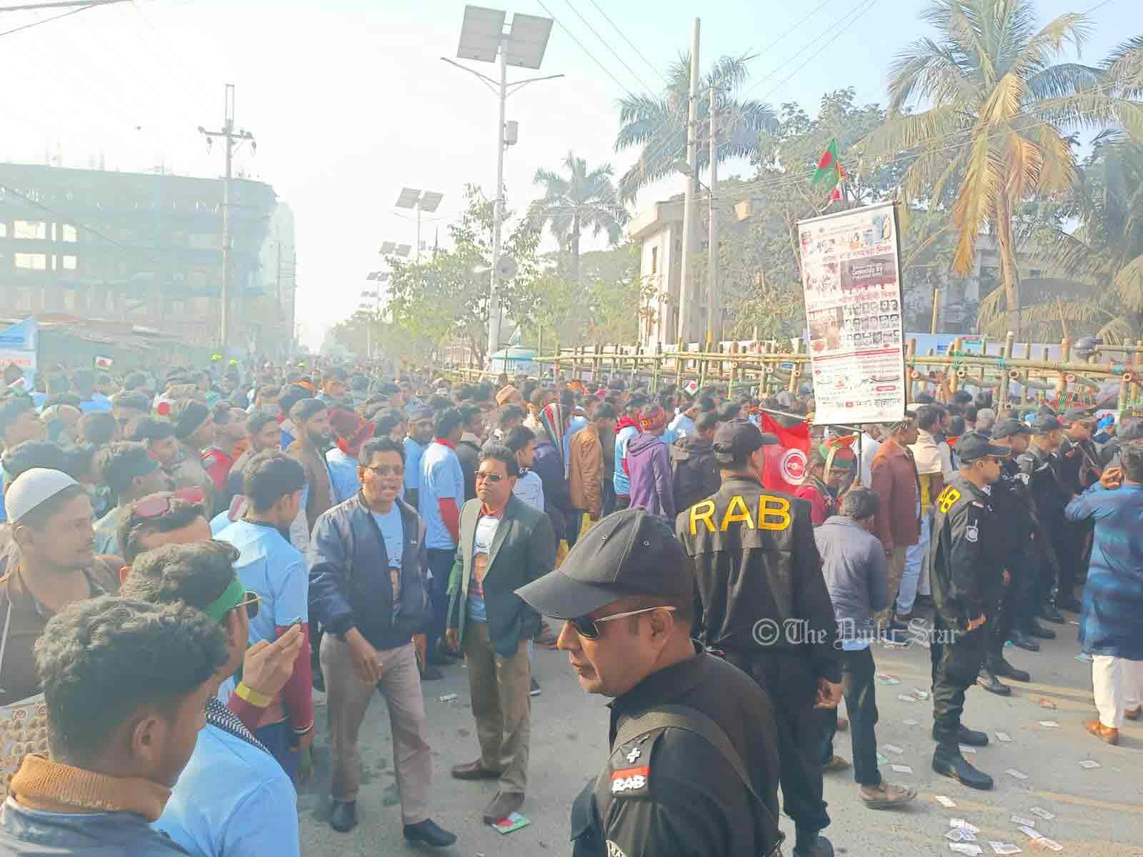 মাদ্রাসা মাঠে ভোর থেকে মিছিল নিয়ে আসছেন আওয়ামী লীগের নেতাকর্মীরা