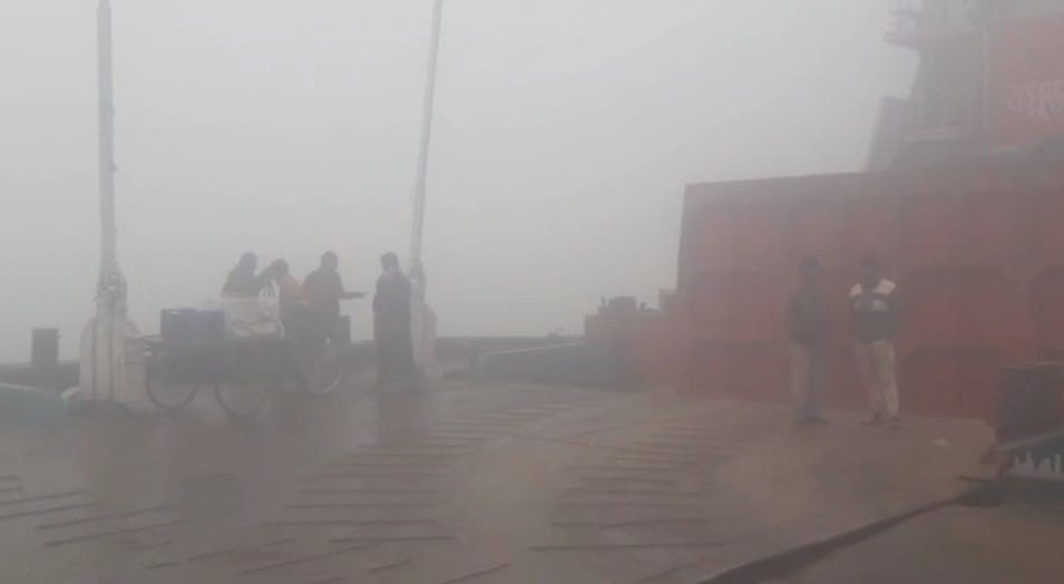 ঘন কুয়াশা: পাটুরিয়া-দৌলতদিয়া, আরিচা-কাজিরহাটে ফেরি চলাচল বন্ধ