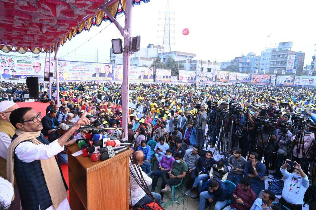 ‘ছাত্রদের জ্বালায় মঞ্চ ভেঙে পড়ে, আমাকে ৫ বার ড্রেসিং করতে হয়’