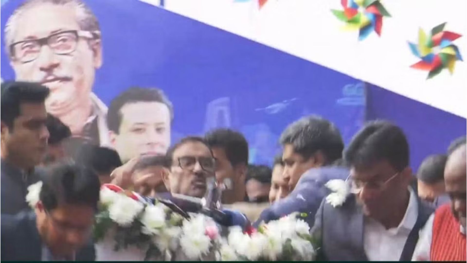 ছাত্রলীগের অনুষ্ঠানে কাদেরের বক্তব্যের সময় ভেঙে পড়ল মঞ্চ