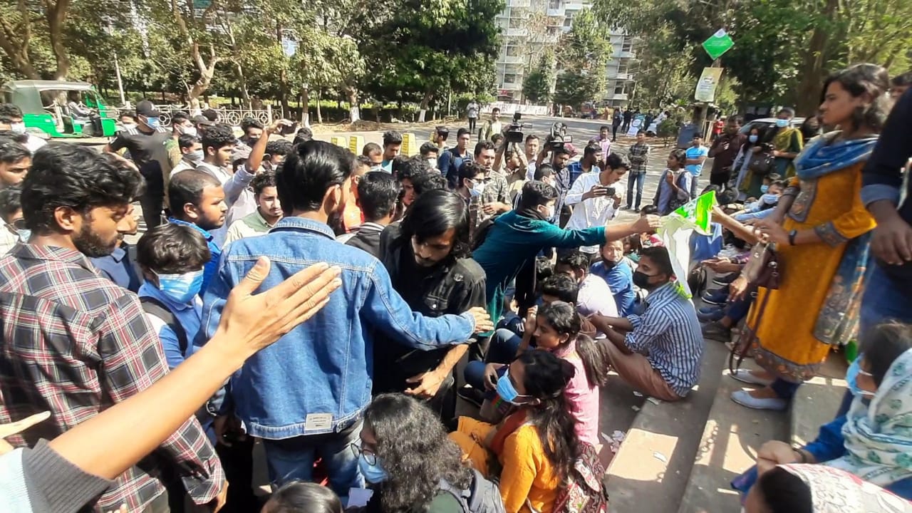 চবিতে আন্দোলনরত চারুকলার শিক্ষার্থীদের ব্যানার-ফেস্টুন কেড়ে নিলো ছাত্রলীগ