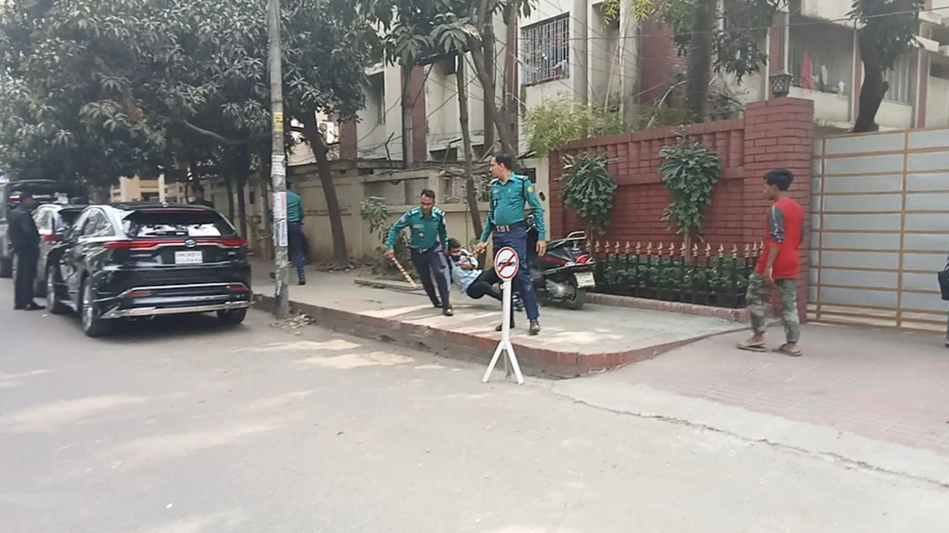 ‘মুরগি’ বলায় সিটি ও আইডিয়াল কলেজের শিক্ষার্থীদের মধ্যে সংঘর্ষ