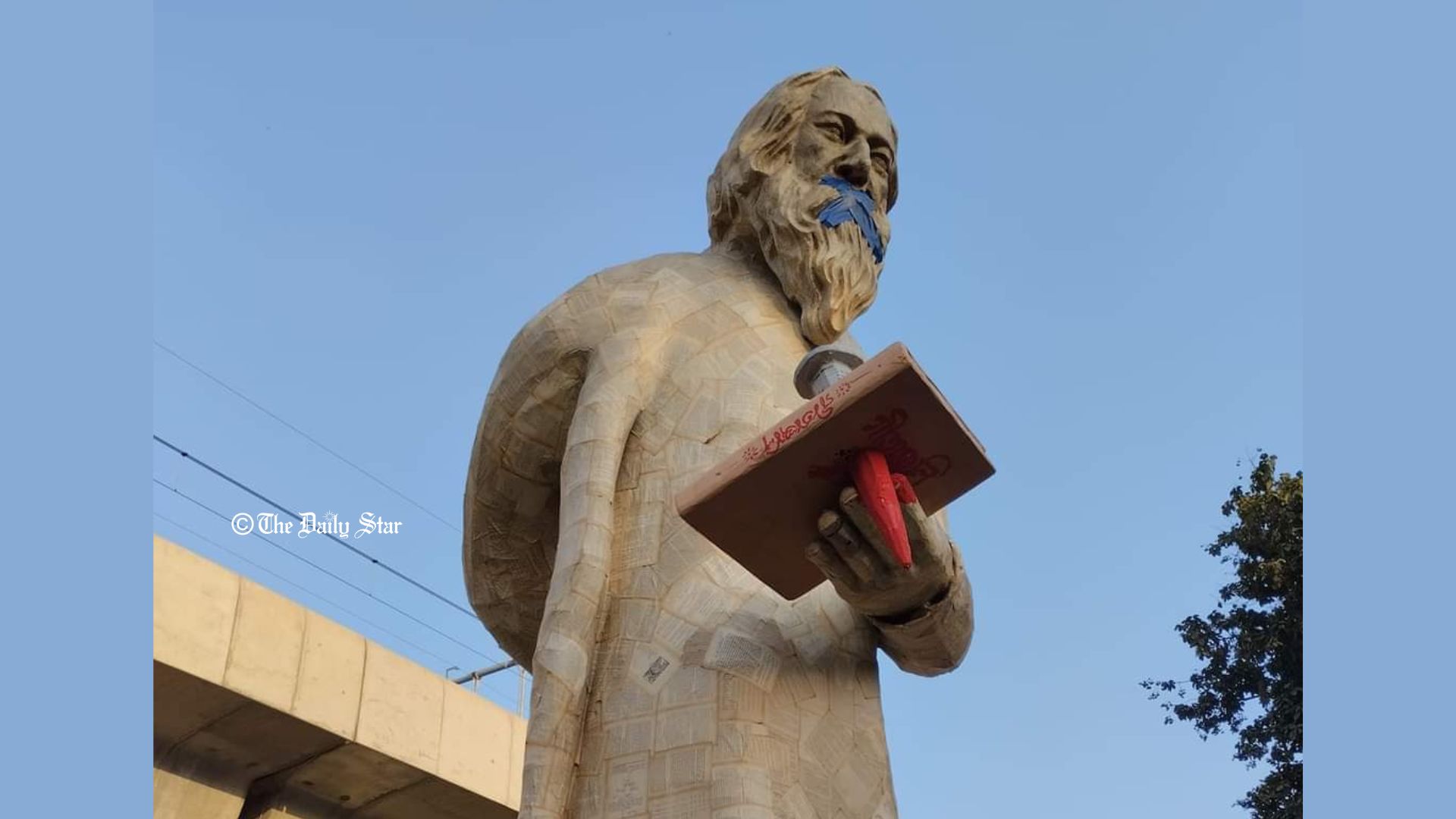 সেন্সরশিপের প্রতিবাদে বইমেলার প্রবেশ পথে রবীন্দ্রনাথের মুখবাঁধা ভাস্কর্য