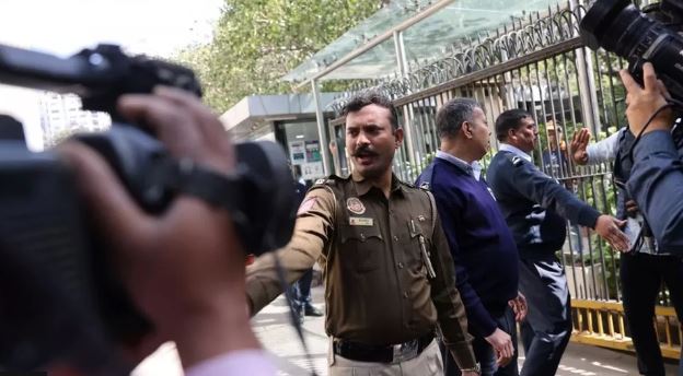 ‘কর্মকর্তারা বিবিসি কর্মীদের কম্পিউটারে করের তথ্য খুঁজেছেন’