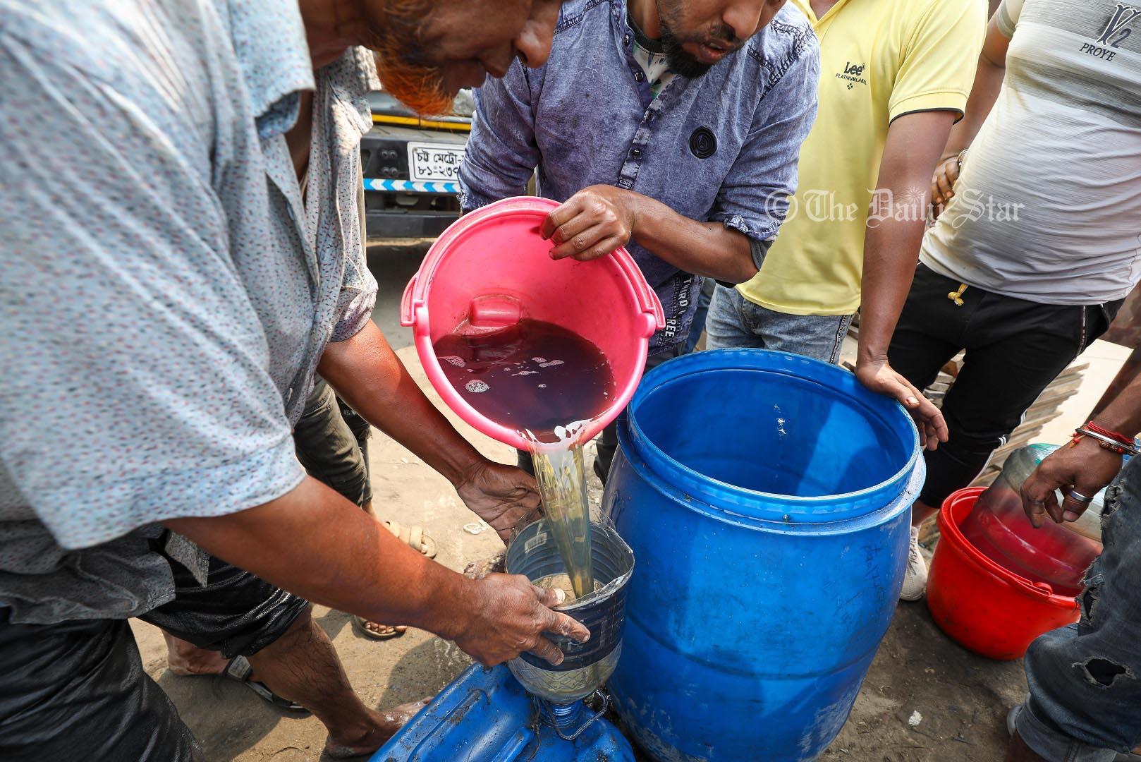 দেড় কিলোমিটার এলাকায় ছড়িয়ে পড়েছে লাইনচ্যুত ট্রেনের তেল