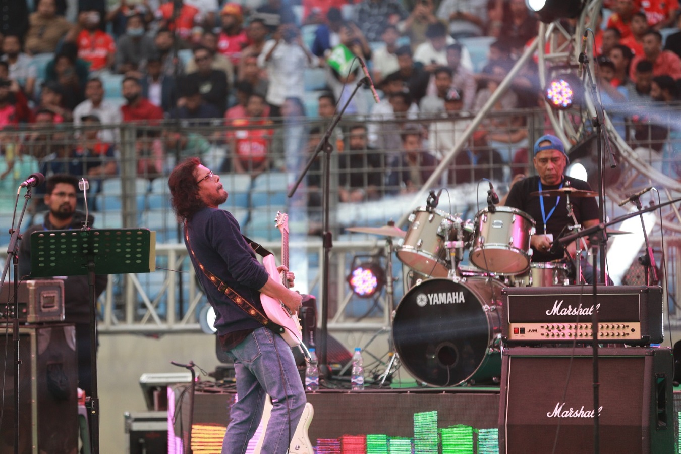 কানায় কানায় পূর্ণ গ্যালারি, জেমসের গানে মাতল দর্শকরা