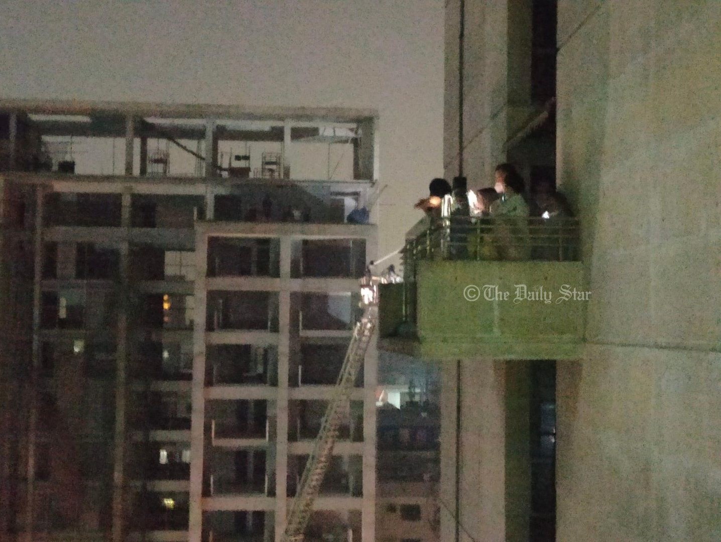 উদ্ধারের আশায় মোবাইলের আলো জ্বালিয়ে বেলকনিতে