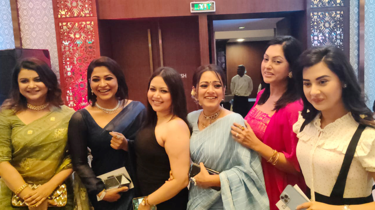 বসন্তের সন্ধ্যায় আলো ছড়ালেন তারকারা