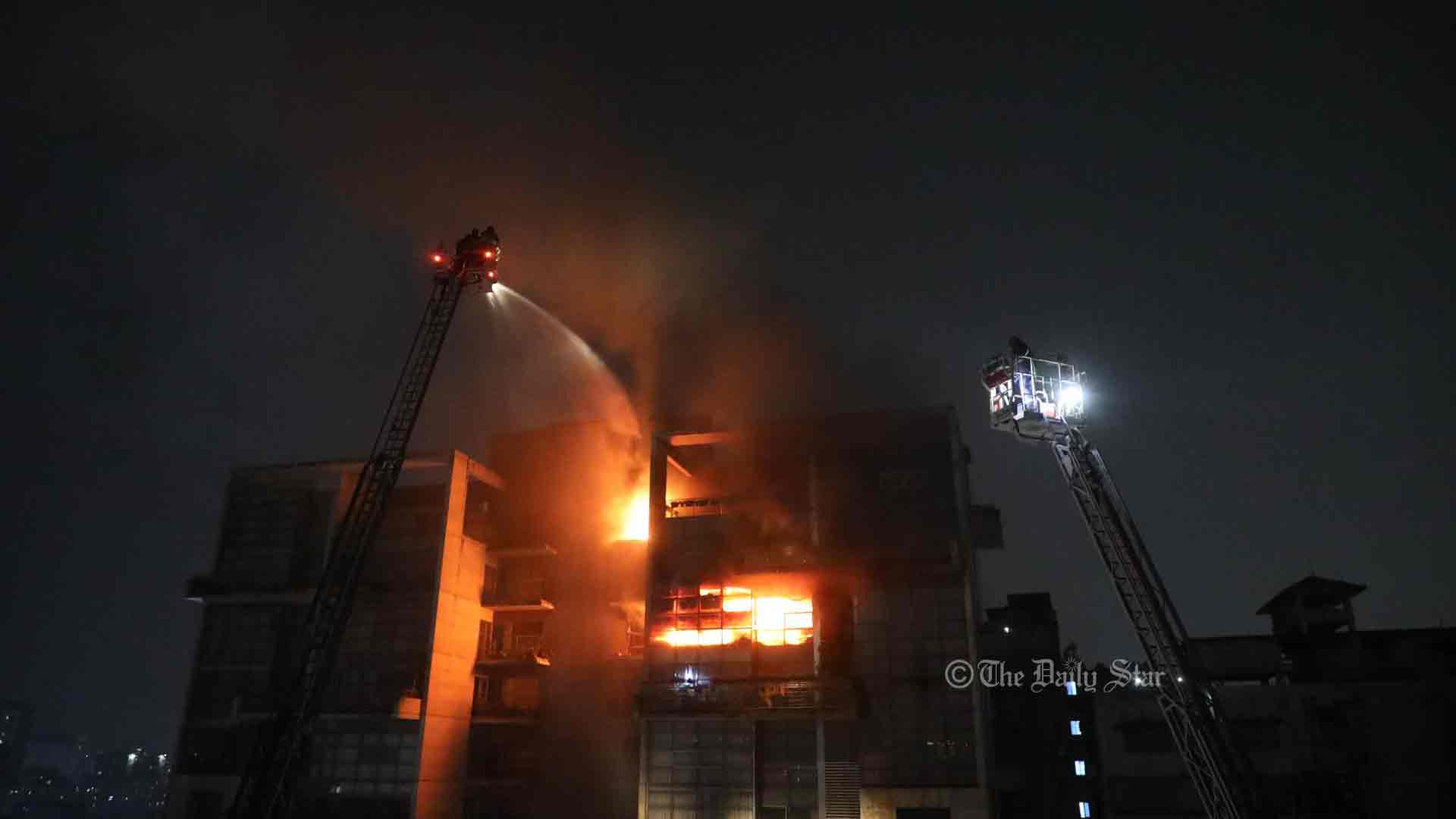 ১২ তলা থেকে লাফ দিয়ে মারা যান আনোয়ার