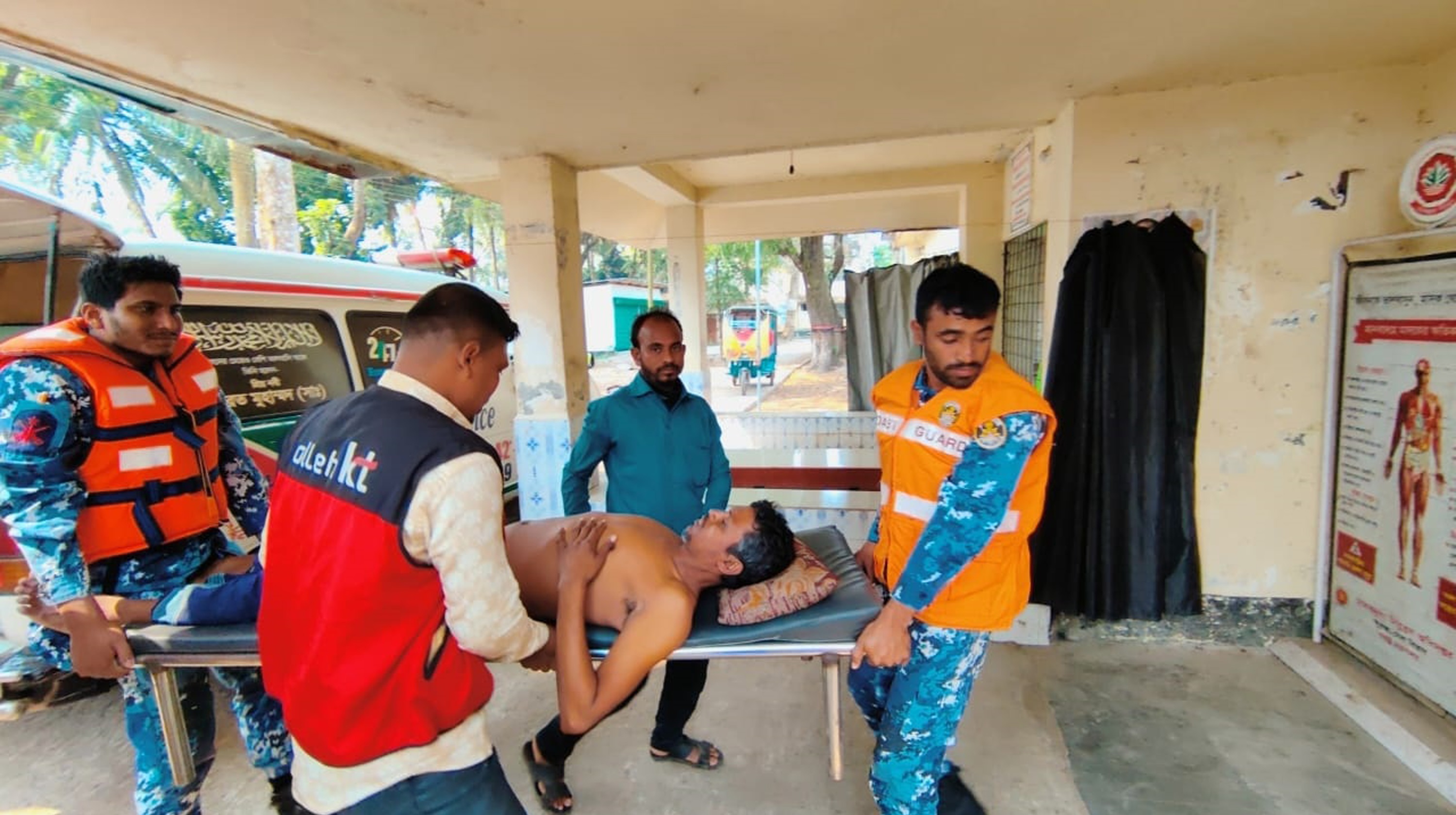 বঙ্গোপসাগরে নিখোঁজ ৯ জেলের ৪ জন উদ্ধার, হাসপাতালে একজনের মৃত্যু