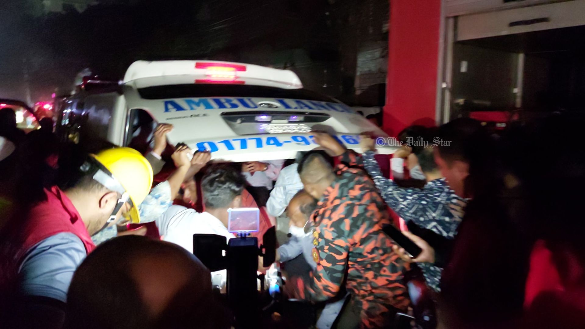 গুলশানে আগুন: ১১ তলা থেকে ৩-৪ জনের ঝাঁপ