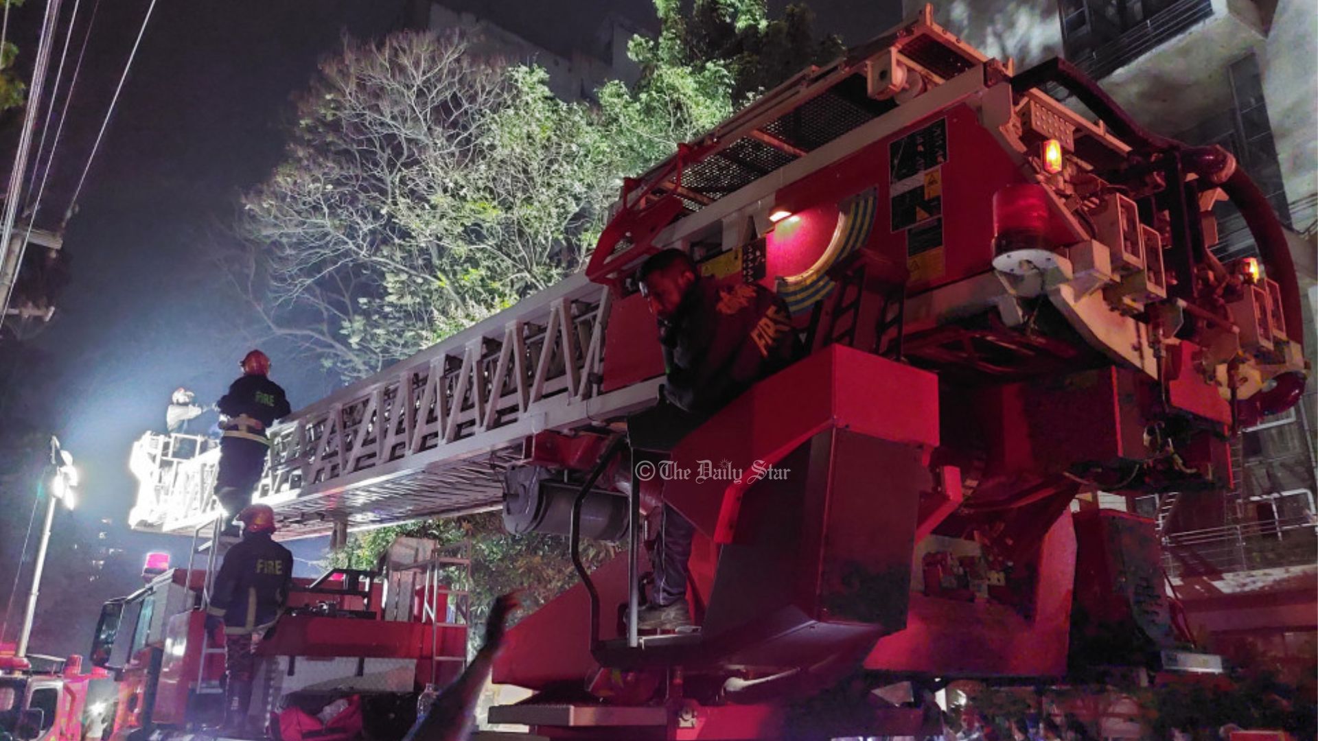 ৪ ঘণ্টা পর নিয়ন্ত্রণে গুলশানের ভবনের আগুন