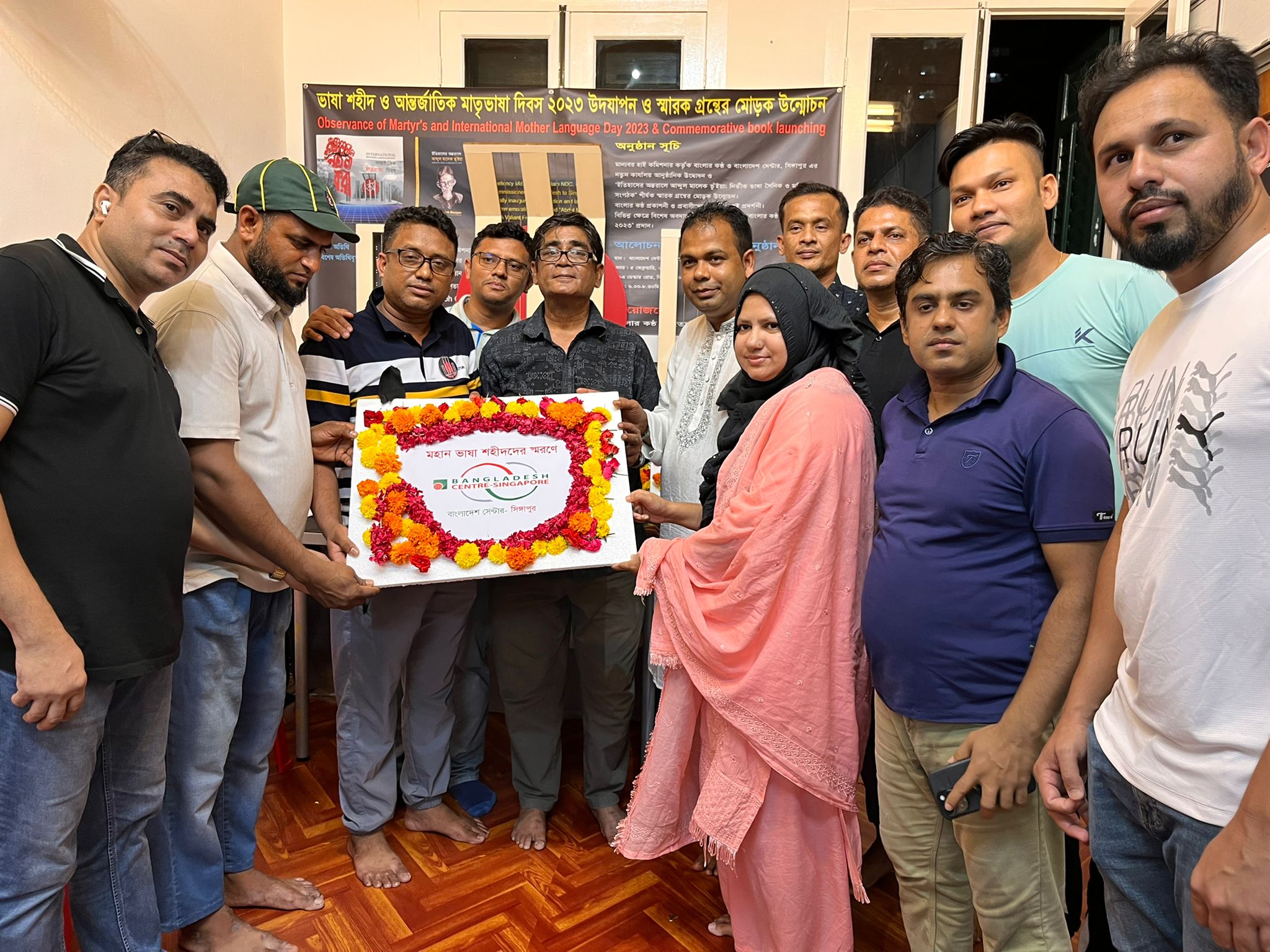 সিঙ্গাপুরে অস্থায়ী শহীদ মিনারে প্রবাসীদের শ্রদ্ধা 