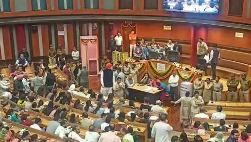 আম আদমি-বিজেপি মুখোমুখি