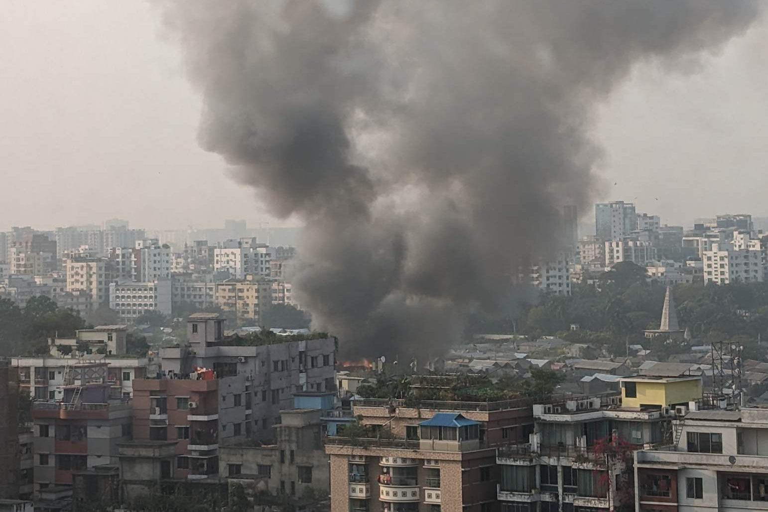 কড়াইল বস্তিতে আগুন, নিয়ন্ত্রণে ৯ ইউনিট