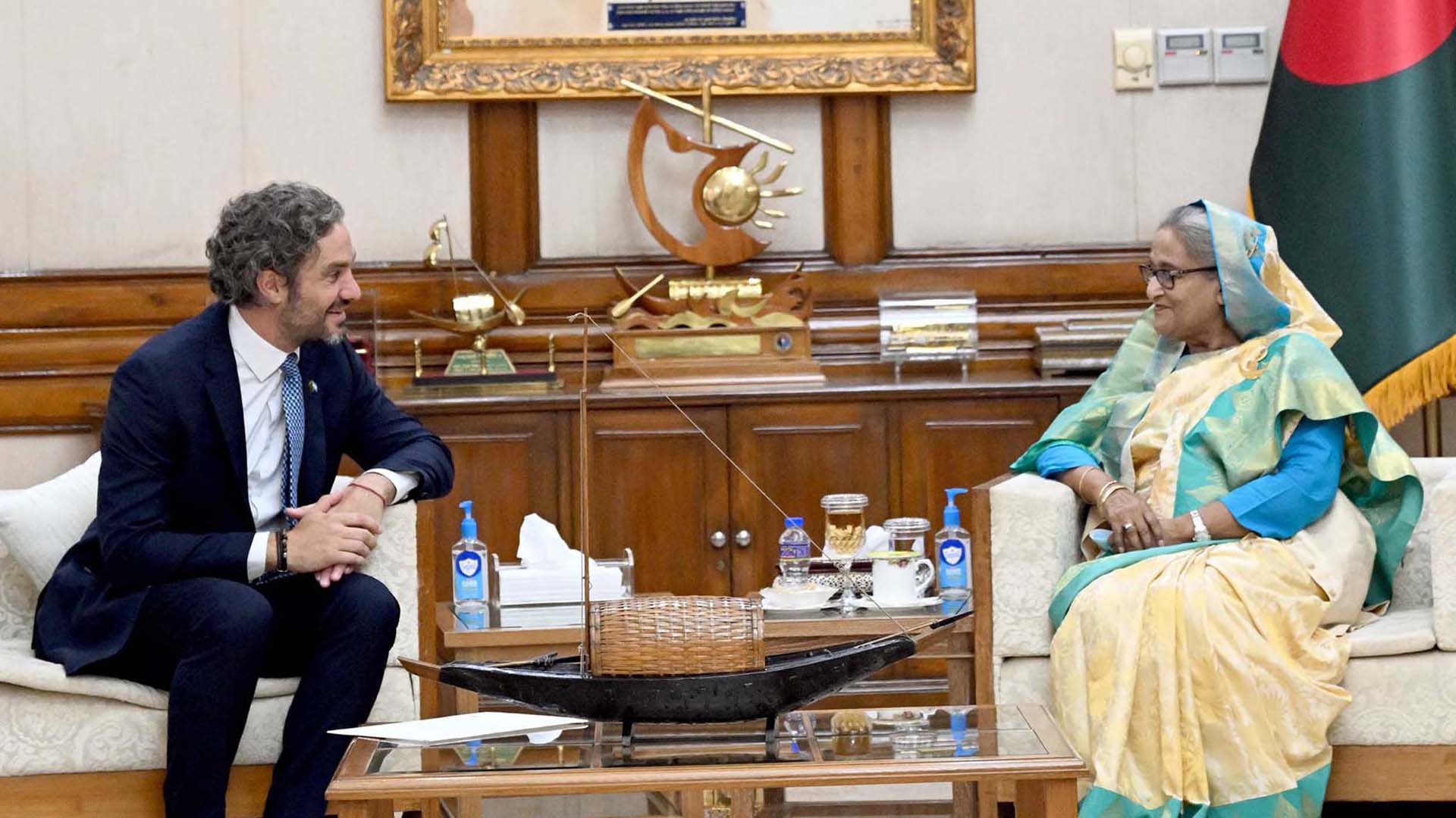 ফুটবলের উন্নয়নে আর্জেন্টিনার সহায়তা চেয়েছেন প্রধানমন্ত্রী