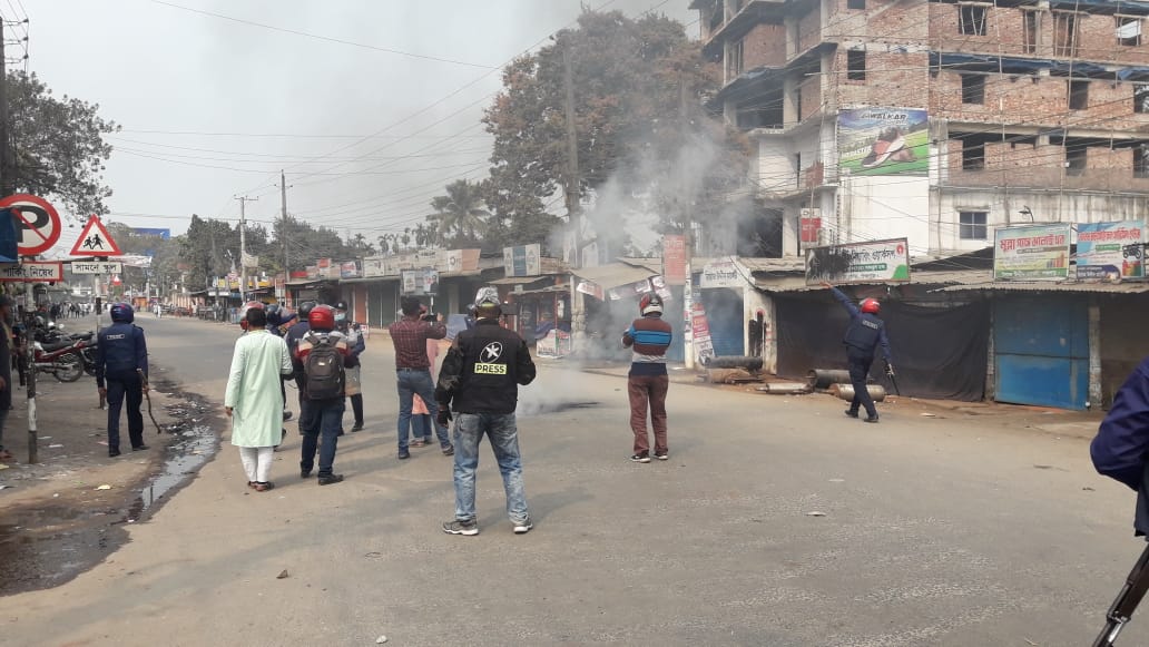 পঞ্চগড়ে পুলিশ-বিক্ষোভকারী সংঘর্ষে আহত ৩০, বাড়িঘরে আগুন