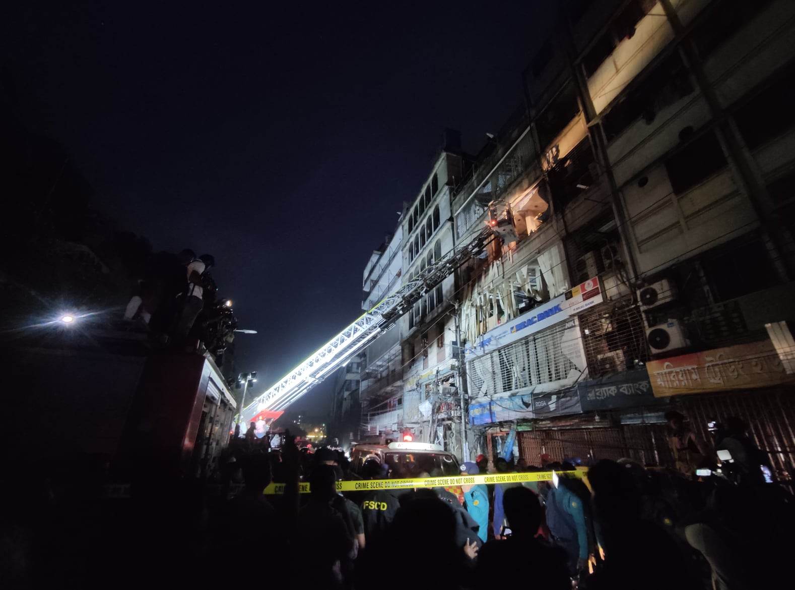 গুলিস্তানে ভবনে বিস্ফোরণে নিহত বেড়ে ১৭, আহত অন্তত ১০০