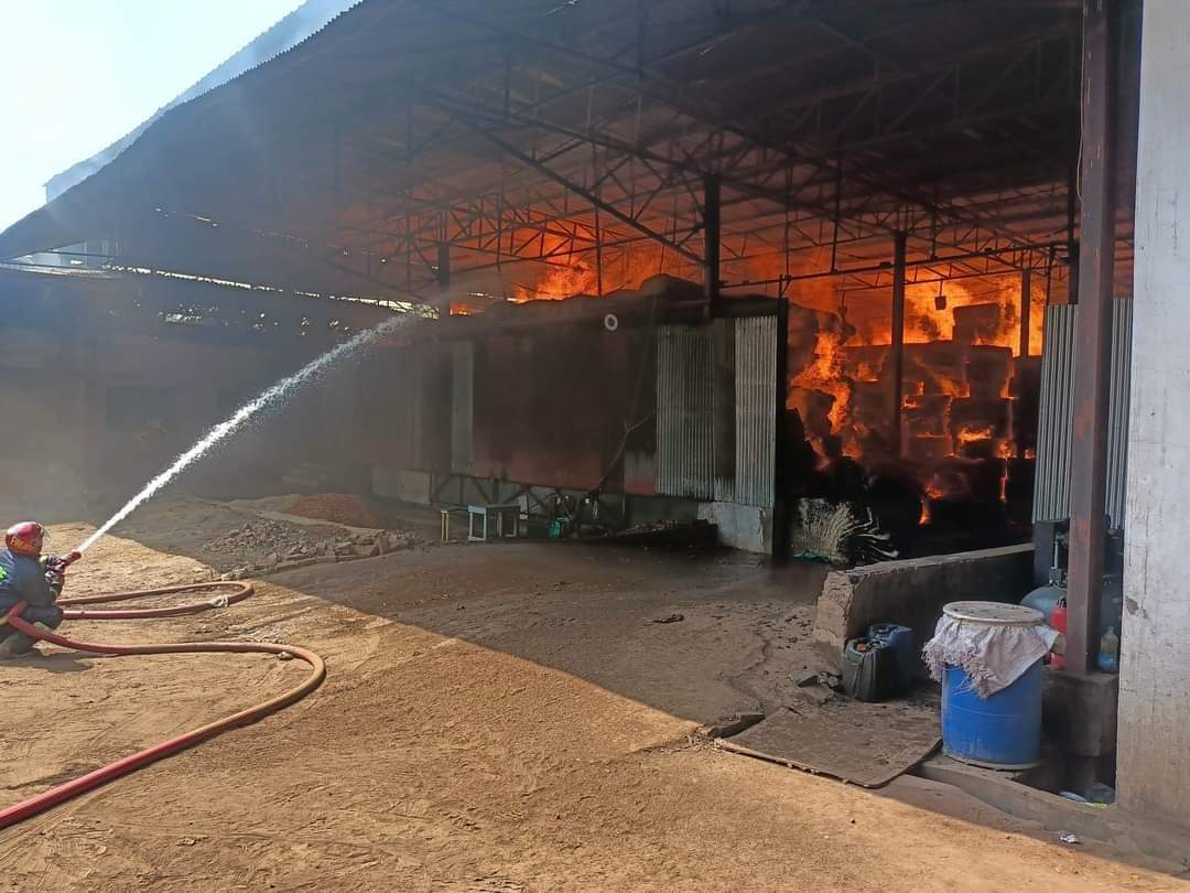 সীতাকুণ্ডে তুলার গুদামে আগুন, নিয়ন্ত্রণে ৫ ইউনিট