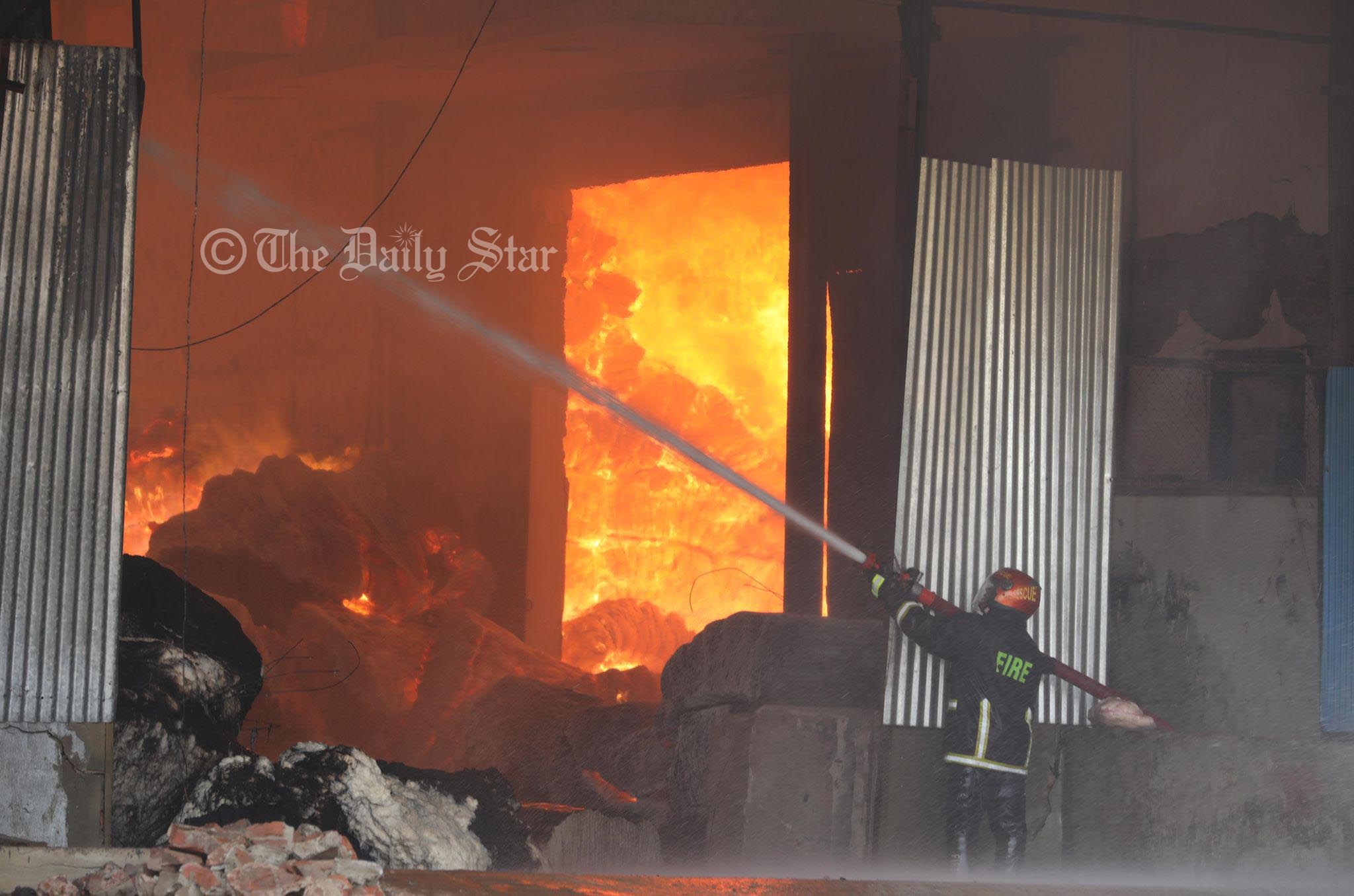 পুরোপুরি নেভানো না গেলেও আগুন নিয়ন্ত্রণে আছে: ফায়ার সার্ভিস