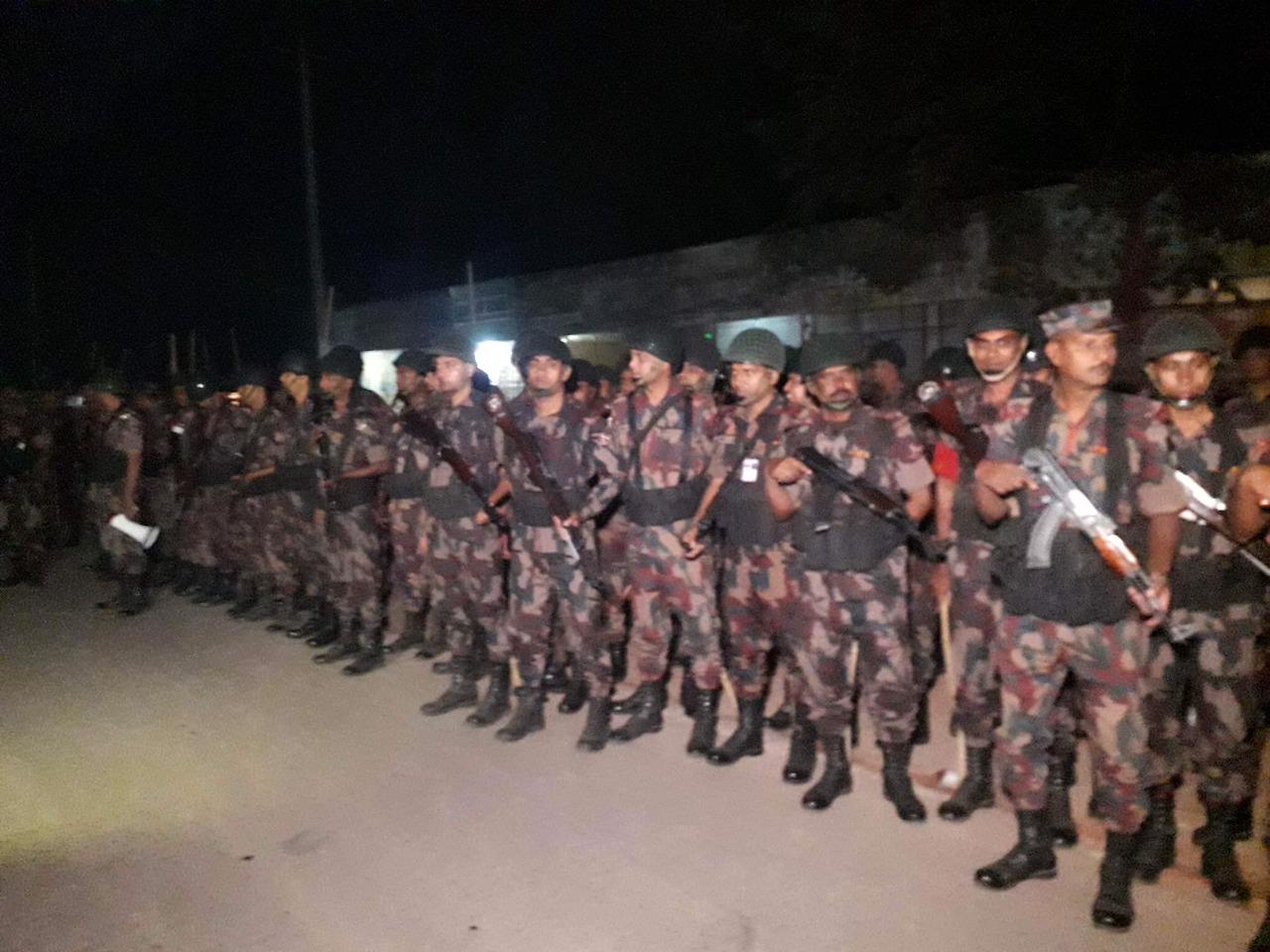 রাবি শিক্ষার্থীদের সঙ্গে স্থানীয়দের সংঘর্ষ নিয়ন্ত্রণে পুলিশের রাবার বুলেট, ‘গুলিবিদ্ধ ২০’