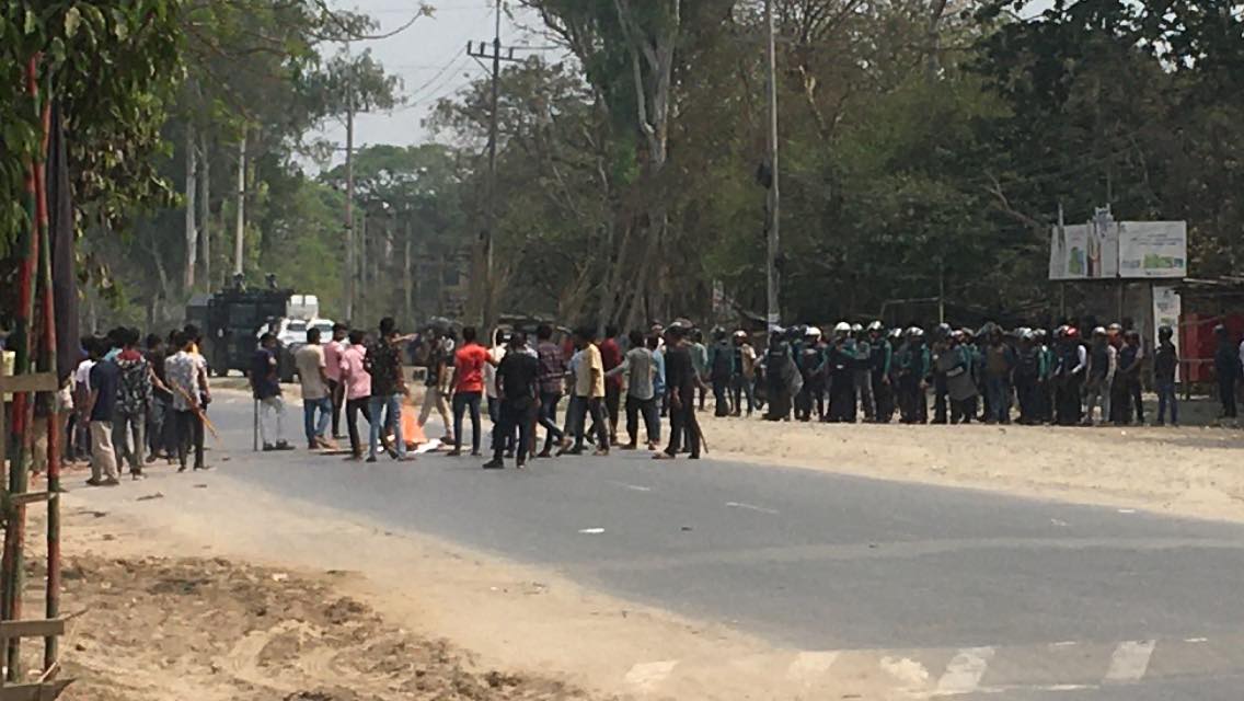রাবির মূল ফটকে শিক্ষার্থীরা, ঢাকা-রাজশাহী মহাসড়ক বন্ধ