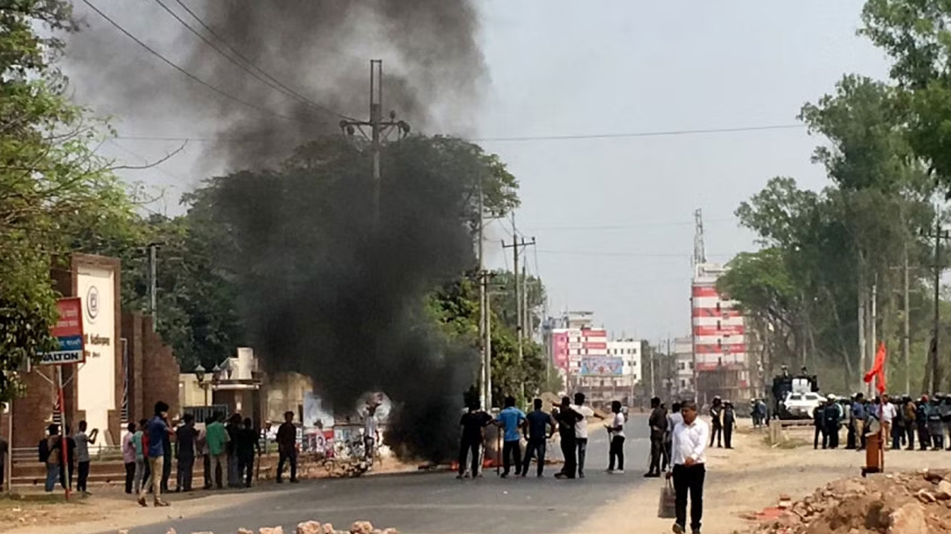 চোখে আঘাত পাওয়া রাবির ৩ শিক্ষার্থীকে ঢাকায় আনা হচ্ছে