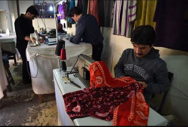 আফগান পুরুষ দর্জিরা নারীদের শরীরের মাপ নিতে পারবেন না