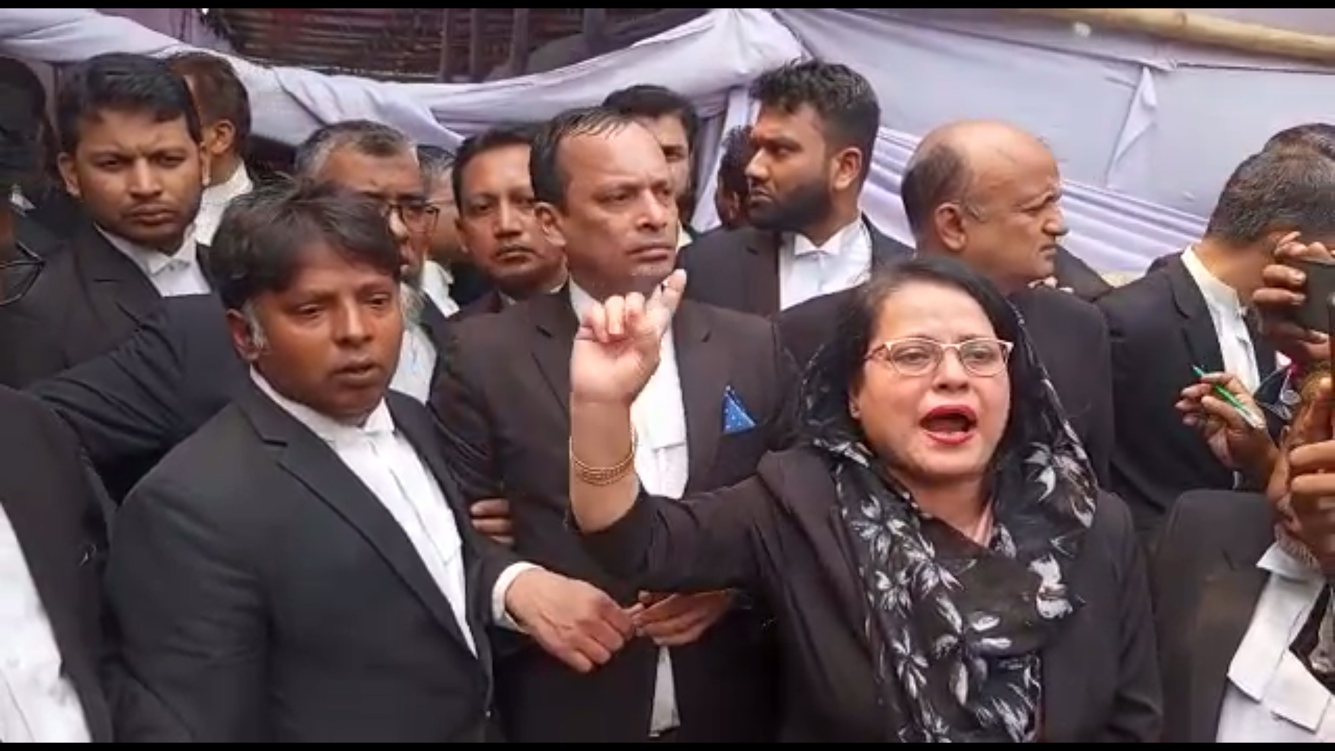 বিএনপিপন্থী আইনজীবীদের বিক্ষোভ, ভোটগ্রহণ শুরু হয়নি এখনো