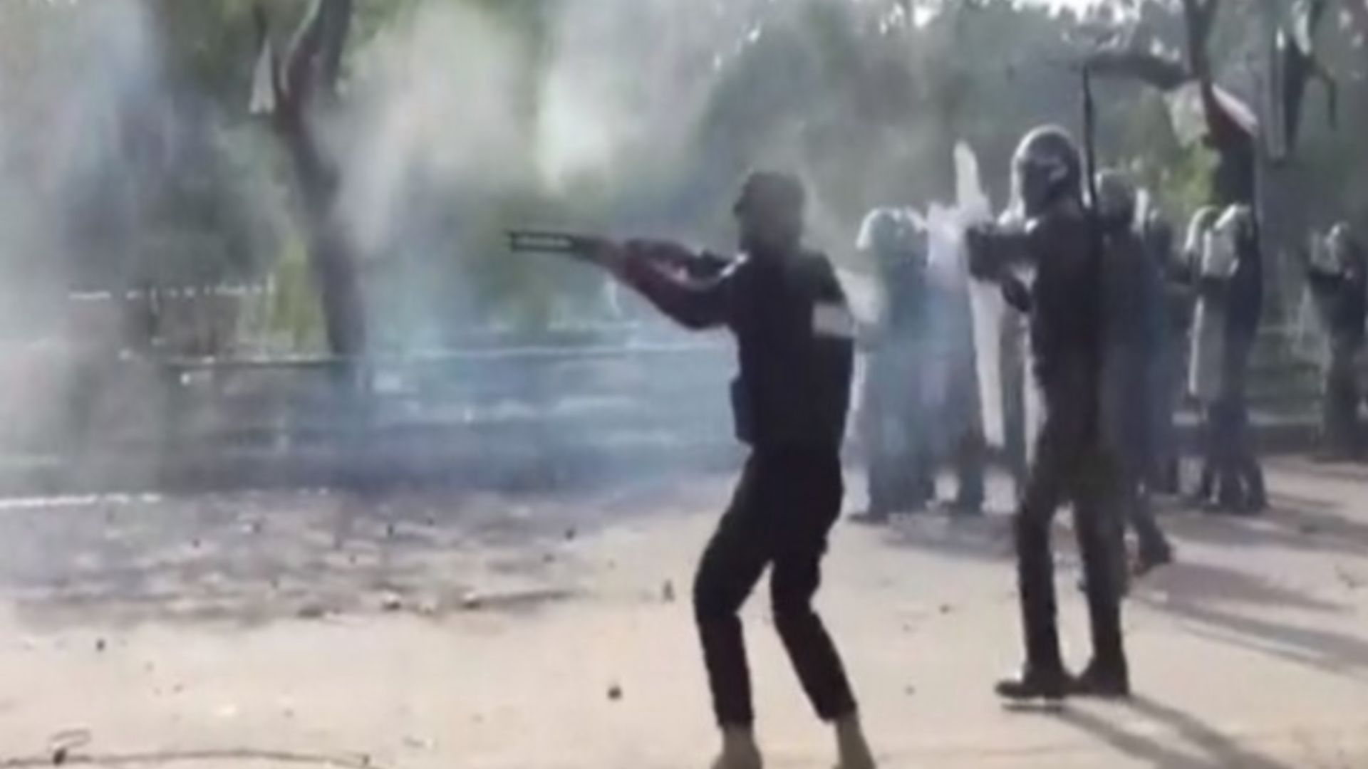 ইমরান খানকে গ্রেপ্তারে গিয়ে সমর্থকদের সঙ্গে পুলিশের সংঘর্ষ, বাসভবন ঘেরাও