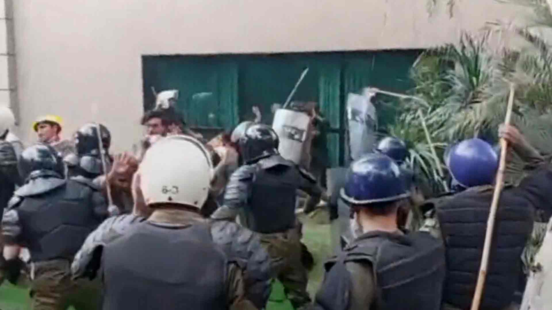 ইমরান খানের বাসায় পুলিশের অভিযান