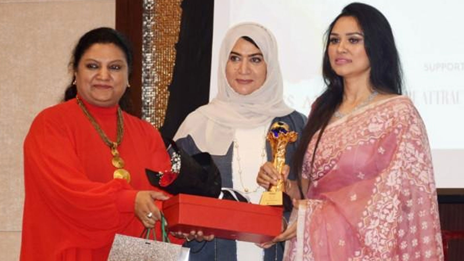 আমিরাতের ‘মোস্ট ইনফ্লুয়েনশিয়াল উইমেন’ খেতাব পেলেন বাংলাদেশি আবিদা