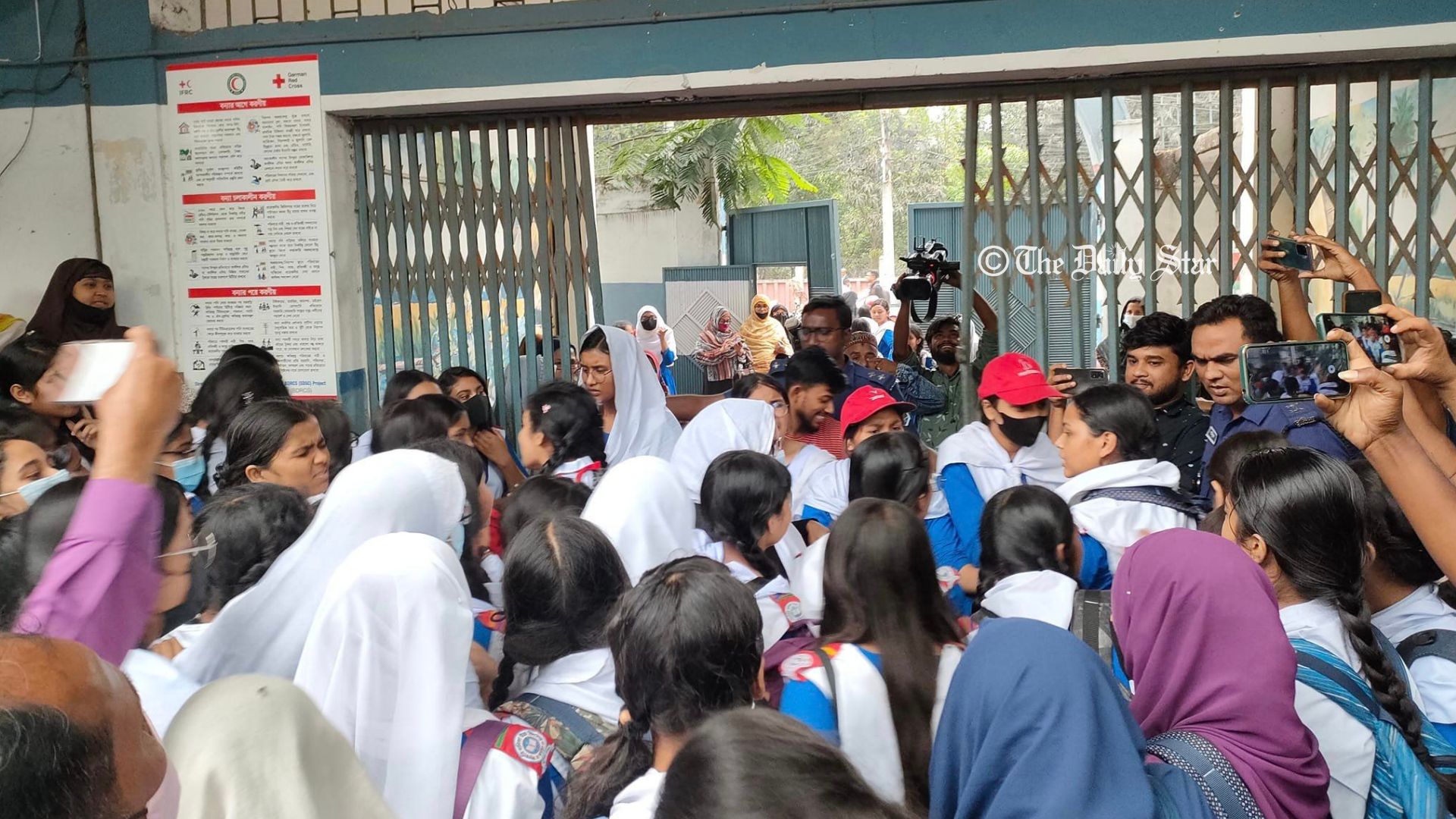 অভিভাবককে পা ধরতে বাধ্য করার অভিযোগ বিচারকের বিরুদ্ধে, শিক্ষার্থীদের বিক্ষোভ