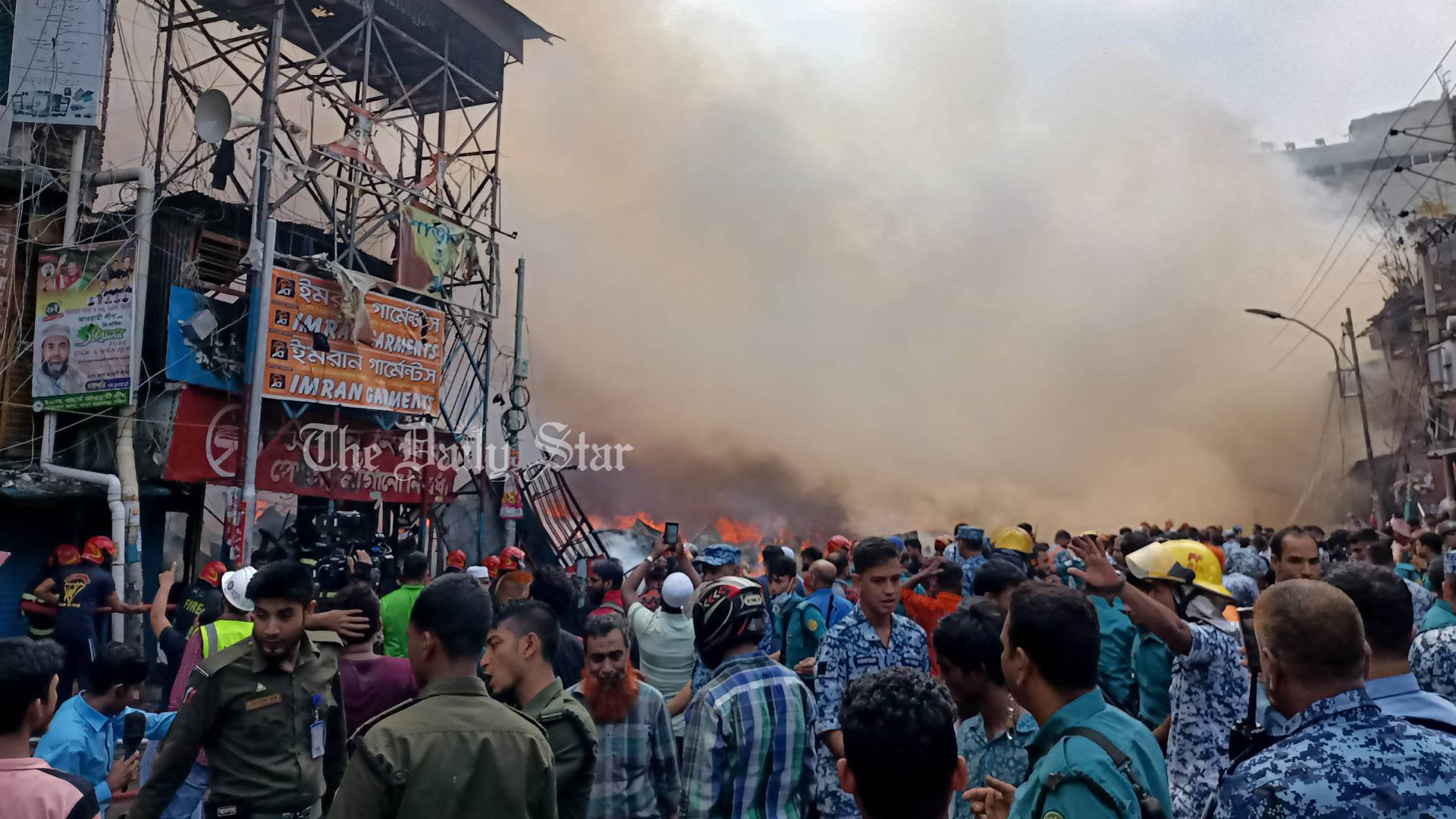 বঙ্গবাজারে আগুন, নিয়ন্ত্রণে ৪৮ ইউনিট