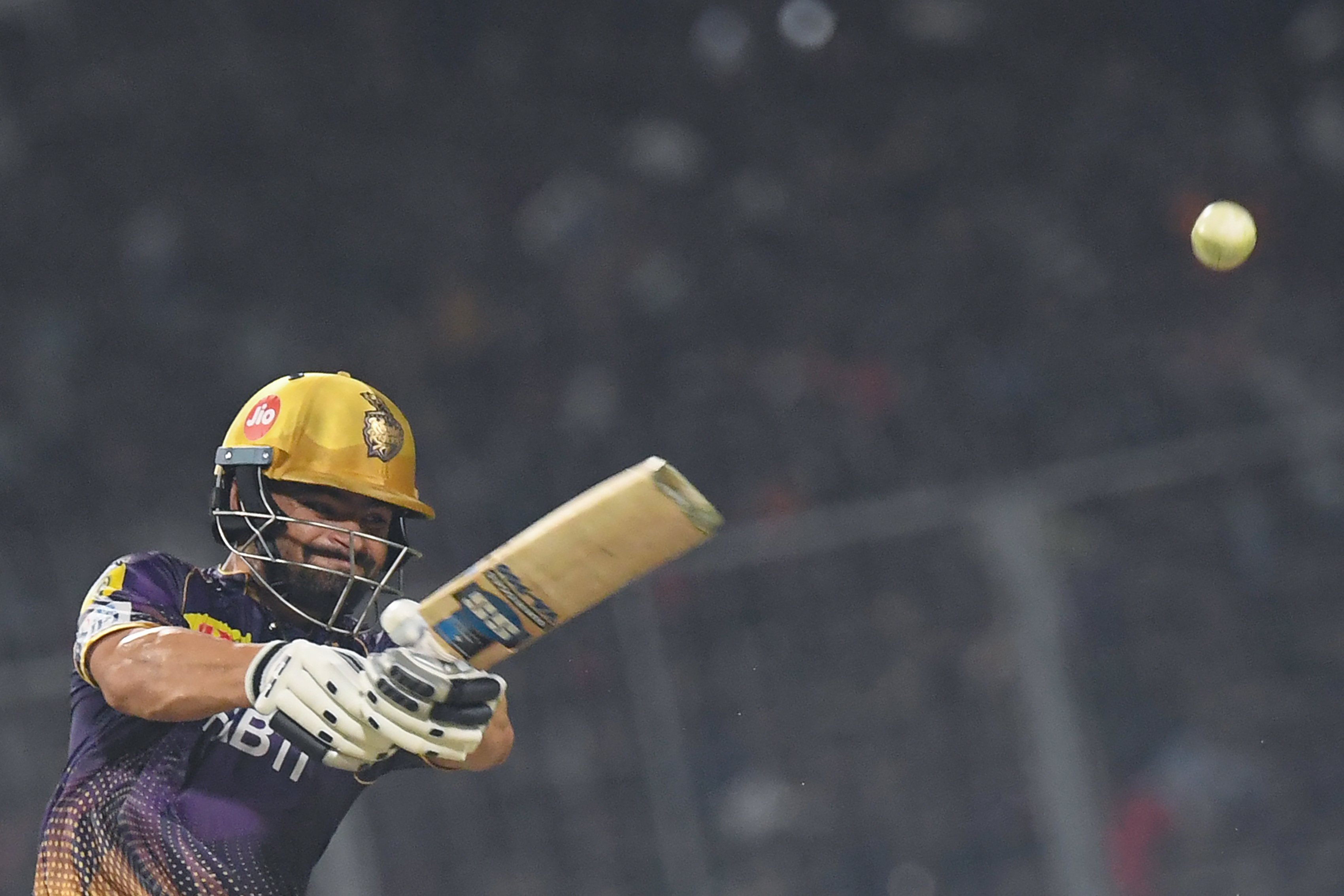 শেষ ৫ বলে টানা ছক্কা মেরে কলকাতাকে জেতালেন রিংকু