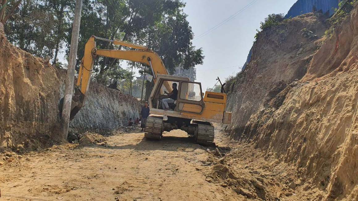 পাহাড় কাটায় চসিকের প্রকৌশলী, কাউন্সিলরসহ ৭ জনের বিরুদ্ধে মামলা